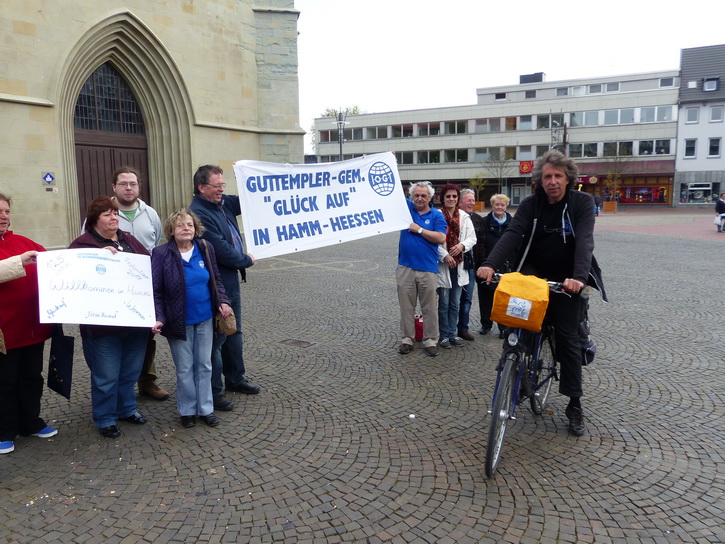 Begrüßung der Friedensfahrt durch die Hammenser Guttempler vor der Pauluskirche.