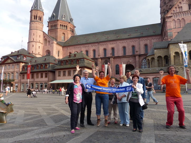 Begrüßung der Friedensfahrer durch die Mainzer Guttempler vor ihrem Dom