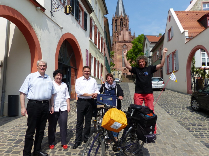 Begrüßung der Guttempler-Friedensfahrer in Oppenheim durch Bürgermeister Marcus Held und Ehepaar Krethe