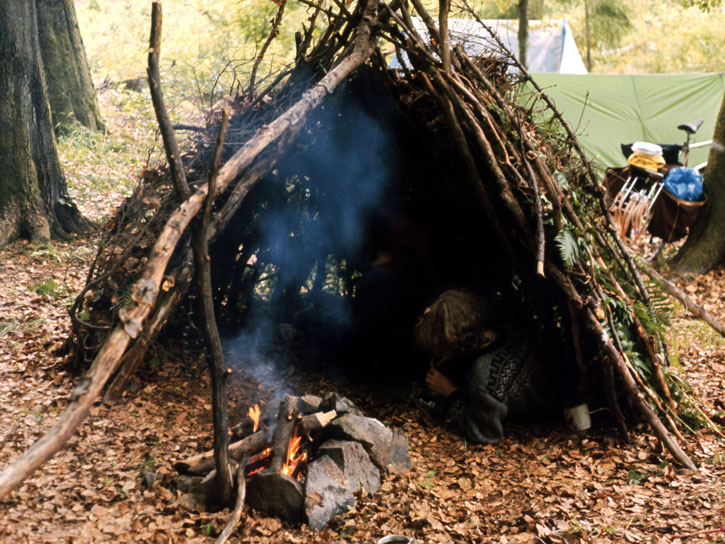 Selbstgebaute Unterkunft im schwedischen Wald