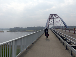 Neue Straßenbrücke bei Dömitz 2014 mit Guttempler-Friedensfahrer*innen